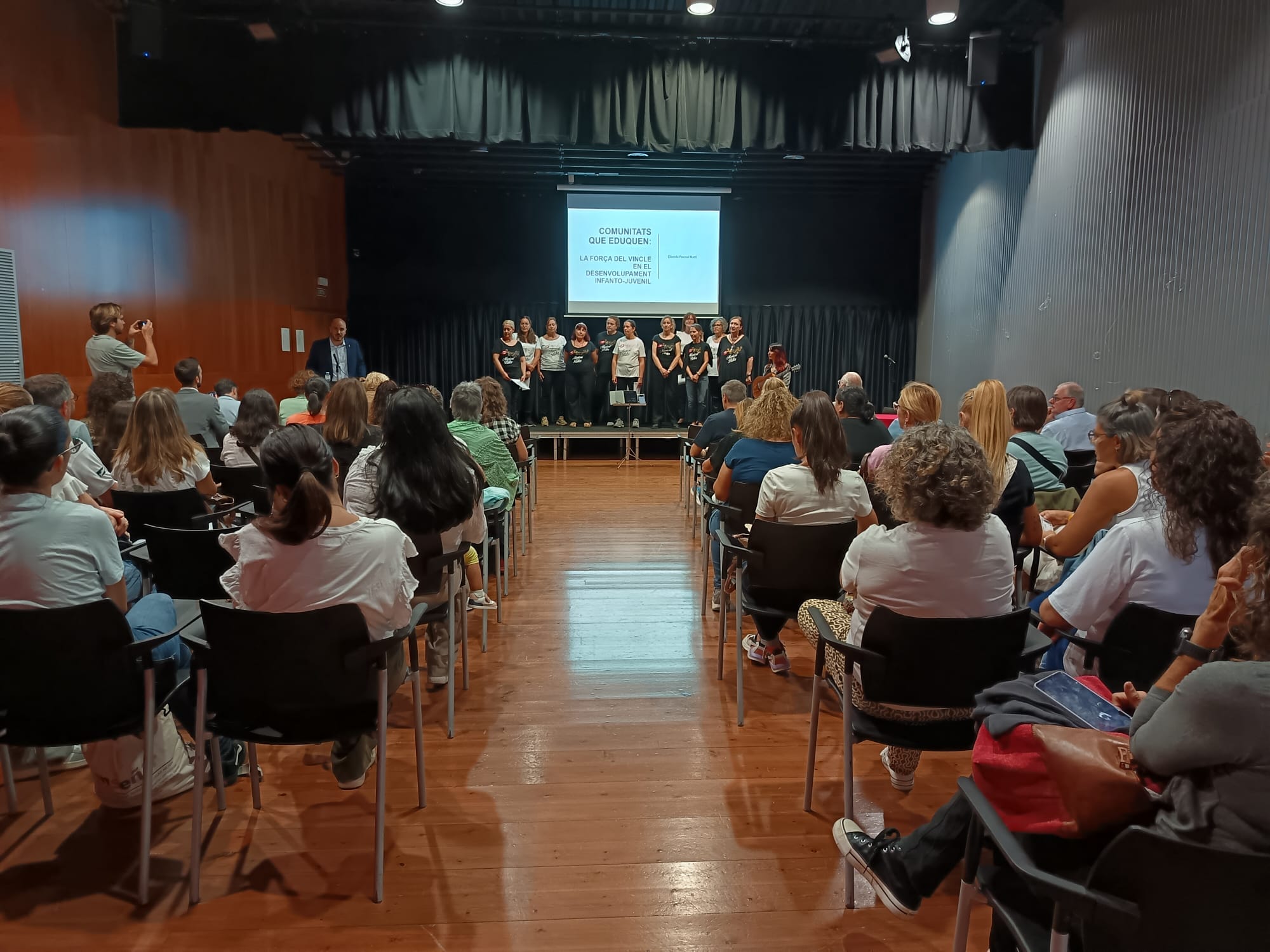 Imatge de la notícia: CORAL EMA A LA CONFERÈNCIA INAUGURAL DEL CURS EDUCATIU 